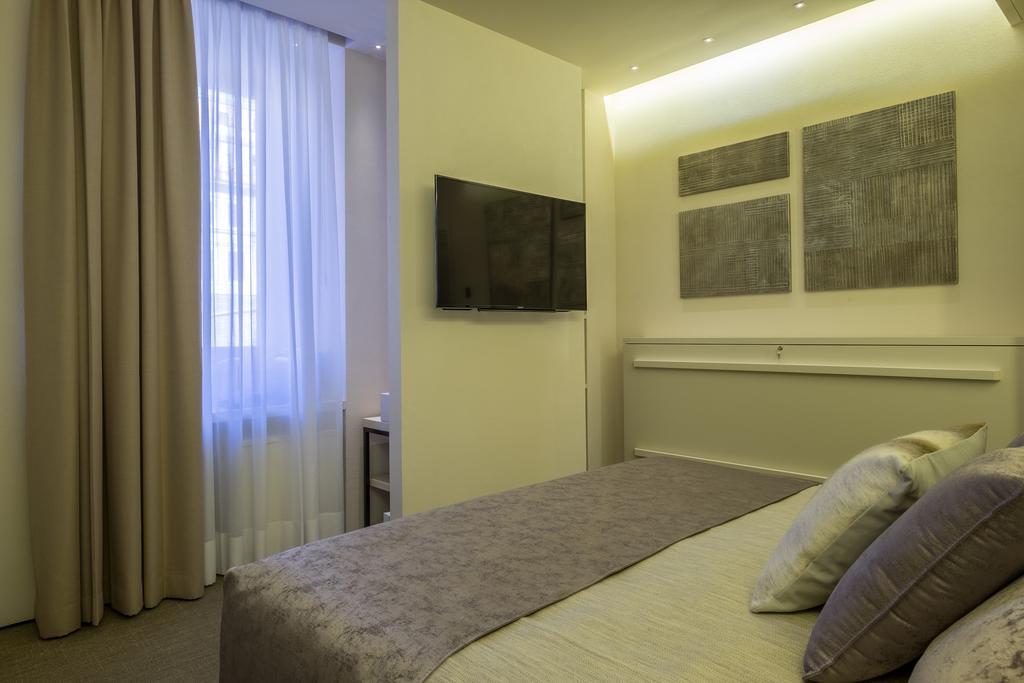 Room 230 Roma Luxury Suites Szoba fotó